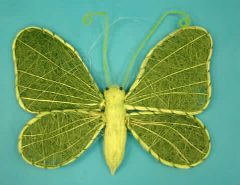 Ware zur Innenausstattung, sog. Schmetterling (aus Sisal), Art. 63081, siehe Foto,
- in Form eines "Schmetterlings" gearbeitet, u.a. somit kein künstliches Blattwerk
  der Pos. 6702,
- in den Abmessungen: ca. 33 cm x 23 cm,
- u.a. durch Zusammenfügen verschiedener Teile konfektioniert,
- lt. Untersuchungsergebnis bestehend aus:
-- zwei Paar "Flügel" aus Vliesstoff der Pos. 5603 (mit Kleber verfestigte, far-
   bige Sisalfasern), die "Flügel" sind mit Sisalgarnen und Draht fixiert worden,
-- einem "Körper" mit Korpus aus Kunststoff, auf den farbige Sisalfasern (pflanzlicher Spinn-
   stoff der Pos. 5304) aufgeklebt wurden und der zusätzlich mit dicken Sisalfasern
   umwickelt wurde,
-- ein Paar "Fühler" aus Draht, der mit Scherstaub aus Chemiefasern ummantelt ist,
-- mit zwei "Augen" aus Kunststoff,
-- mit einer Aufhängevorrichtung,
- der Vliesstoff der Pos. 5603 (Flügel) bestimmt nach dem Umfang und dem Gesamtein-
  druck den Charakter der Ware,
- kennzeichnet sich aufgrund des Verwendungszwecks (Dekorationsartikel) i.V.m. 
  der Größe als Ware zur Innenausstattung der Pos 6304.