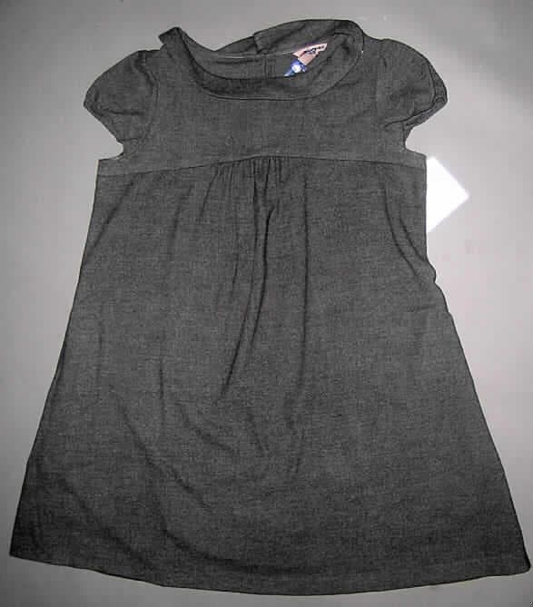 Kleid, Order-Nr. 177 107, Größe 44, siehe beigefügtes Foto, 
- aus 1,2 mm dicken, melierten, leicht gerauten Geweben aus lt. Antrag 64 % Polyester,
  2 % Elasthan (Elastomergarn; beides synthetische Chemiefasern) und 34 % Viskose (künstliche
  Chemiefasern),
- mit Umlegekragen, 
- im Rückenteil mit einer ca. 20 langen Öffnung mit Knopfverschluss,
- mit kurzen Ärmeln mit elastischen Abschlüssen,
- bis etwa zum halben Oberschenkel reichend (Rückenlänge: 86 cm), kann aufgrund der Länge ohne 
  ein weiteres, den Unterkörper bedeckendes Kleidungsstück (Rock oder Hose) getragen werden,
  somit keine Bluse der Position 6206,
- vorn unterhalb des Brustbereichs leicht gerafft,
- ungefüttert,
- am unteren Rand durch Umschlagen und Festnähen gesäumt.