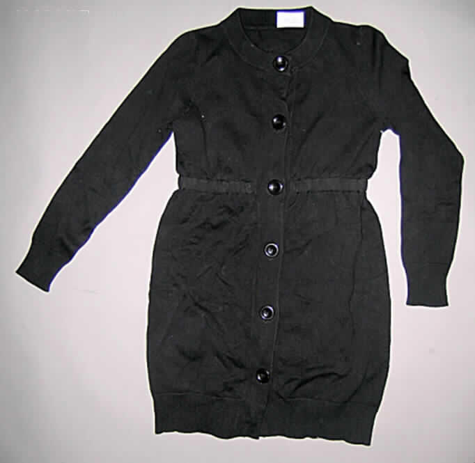 Kleid für Frauen, Style Natice, Größe S, siehe Foto,
- aus 1,5 mm dicken, einfarbigen Gewirken aus laut Antrag 100% Baumwolle; ungefüttert,
- mit einem runden, halsnahen Ausschnitt,
- vorn mit einer durchgehenden Öffnung mit Knopfverschluss von rechts über links mit 6 cm 
  breitem Untertritt, der letzte Knopf befindet sich 12 cm oberhalb des unteren Randes (damit 
  Schritt bedeckend), 
- mit langen Ärmeln,
- im Taillenbereich mit einem elastischen Band verengt,
- über den halben Oberschenkel reichend (Rückenlänge: 87 cm); kann aufgrund der Länge 
  und des Schnitts ohne ein weiteres, den Unterkörper bedeckendes Kleidungsstück (Rock 
  oder Hose) als Kleid getragen werden (u.a. somit keine Hemdbluse der Position 6106 oder 
  strickjackenähnliches Kleidungsstück der Position 6110),
- am unteren Rand durch einen gerippten Rand abgepasst gearbeitet und leicht verengt.