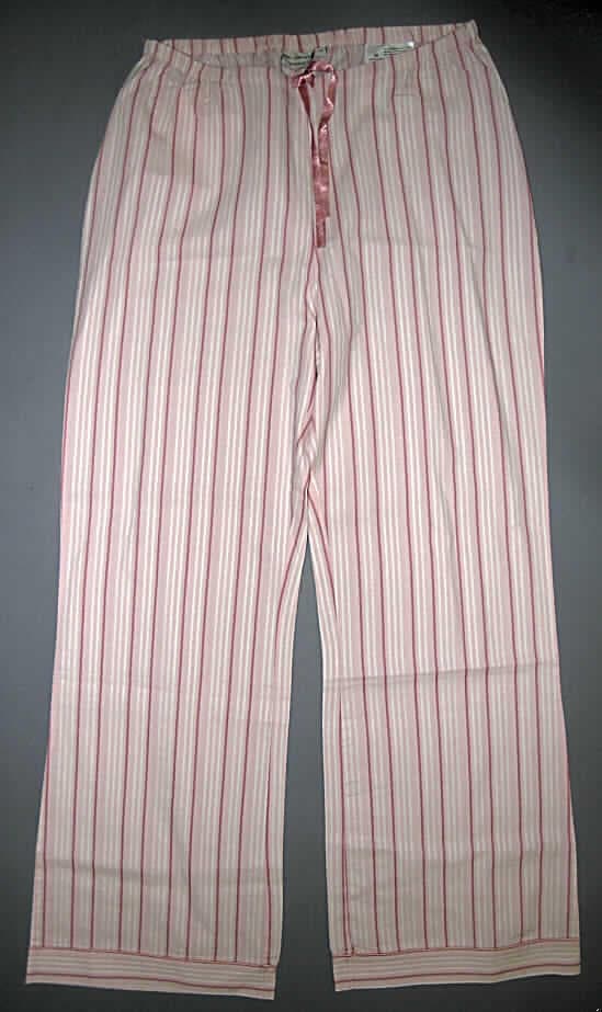 Lange Hose, sog. Damenpyjamahose, Größe 38, siehe Foto,
- aus 0,4 mm dicken, buntgewebten (Streifenmuster) Geweben aus laut Antrag 100% Baumwolle,
- in der Taille abschließend, mit einem ca. 2 cm breiten, elastischen Taillenbund mit Kordelzug,
- ohne Öffnung und ohne Verschluss, somit ohne Merkmale, die auf einen bestimmten
  Trägerkreis (Männer oder Frauen) hinweisen (unisex),
- mit knöchellangen Hosenbeinen, an den Beinabschlüssen mit einer angesetzten, geraden Blende,
- mit einer aufgesetzten Gesäßtasche,
- keine Einreihung in die Position 6208, da separate Schlafanzughosen hier nicht erfasst sind.