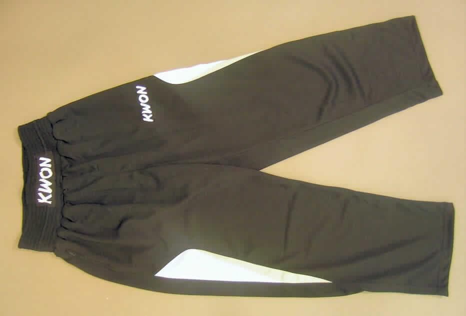 Lange Hose, sog. Kickboxing Hose lang, Best. Nr. 20156, Größe M,
- aus verschiedenen, 0,9 mm dicken, einfarbigen Gewirken aus laut Etikett 100% Polyester (synthetische 
  Chemiefasern); ungefüttert,
- in der Taille abschließend, mit einem 9 cm breiten, elastischen Taillenbund und Kordelzug,
- ohne Öffnung und ohne Verschluss; ohne Merkmale, die auf einen bestimmten Trägerkreis hinweisen (unisex),
- mit zwei eingesetzten Taschen mit Reißverschluss,
- mit einem aufgenähten und einem aufgestickten Schriftzug,
- mit knöchellangen Hosenbeinen, an den Beinabschlüssen durch Umschlagen und Festnähen gesäumt.