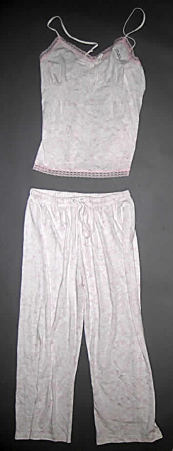 Schlafanzug für Frauen, sog. 2-teiliger Damen-Pyjama, PJN 41782; Größe 42, siehe Abbildung;
- aus 0,6 mm dicken, bedruckten (kleingemusterterter Alloverdruck in Pastellfarben- rosa) 
  Gewirken aus lt. Antrag 58% Baumwolle, 39% Modal (künstliche Chemiefasern) und 3% 
  Elasthan (Elastomergarn; synthetische Chemiefasern),
- nach Schnitt, Farbe und Gesamteindruck erkennbar dazu bestimmt, ausschließlich oder im
  Wesentlichen als Nachtkleidung im Bett getragen zu werden,
- gemeinsam in einem Polybeutel für den Einzelverkauf aufgemacht,
- Oberteil: 
-- über die Taille reichend (Rückenlänge: 67 cm),
-- mit ausgearbeiteten Büstenteilen; anatomisch der weiblichen Körperform angepasst,
   somit erkennbar Frauenkleidung; zwischen den Büstenteilen mit einer aufgenähten
   Zierschleife,
-- ohne Öffnung und ohne Verschluss,
-- mit verstellbaren Spagettiträgern,
-- am oberen und unteren Abschluss mit einer kontrastfarbenen Wirkspitze (Raschelspitze)
   verziert,
-- am unteren Rand mit 4,5 cm hoch reichenden Seitenschlitzen,
- lange Hose:
-- in der Taille abschließend; mit einem elastischen Taillenbund, mit eingezogenem, flachen
   Band,
-- ohne Öffnung und ohne Verschluss,
-- mit knöchellangen Hosenbeinen, 
-- an den Beinabschlüssen durch Umschlagen und Festnähen gesäumt.
