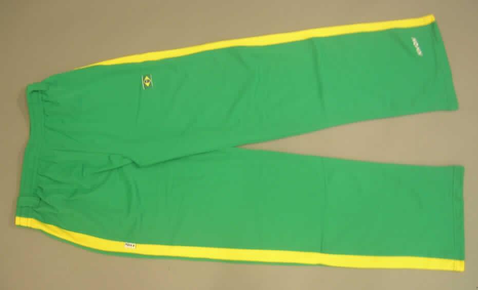 Lange Hose, sog. Capoeira Hose, Best. Nr. 20625, Größe XL,
- aus 1,1 mm dicken, einfarbigen, innen gerauten Gewirken aus laut Antrag 100% Polyester (synthetische 
  Chemiefasern),
- in der Taille abschließend, mit einem elastischen Taillenbund und Kordelzug; mit Gürtelschlaufen,
- ohne Öffnung und ohne Verschluss; ohne Merkmale, die auf einen bestimmten Trägerkreis hinweisen (unisex),
- an den Beinaußenseiten mit kontrastfarbenen Streifen aus Gewirken,
- ungefüttert; auf dem linken Bein mit einem aufgenähten Emblem,
- mit knöchellangen Hosenbeinen, an den Beinabschlüssen durch Umschlagen und Festnähen gesäumt.