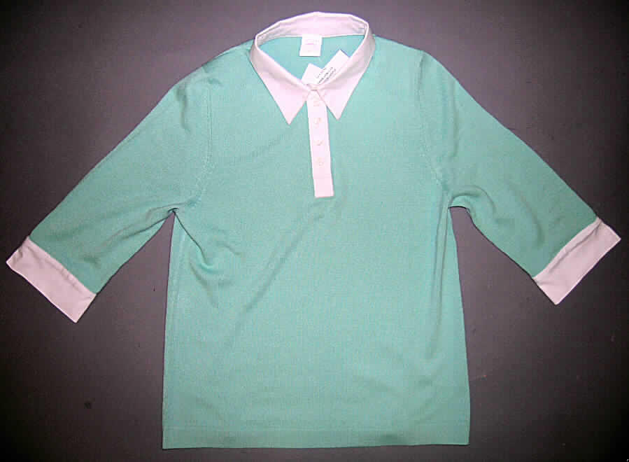 Pullover für Frauen, sog. Damen Pullover, Größe 38, siehe Foto,
- nach dem Umfang charakterbestimmend aus 1,6 mm dicken, einfarbigen Gewirken
  aus laut Antrag 100 % Acryl (synthetische Chemiefasern); mit weniger als 10 Maschen
  je linearen Zentimeter in jeder Richtung (somit keine Hemdbluse der Position 6106),
- über die Taille reichend (Rückenlänge: 64 cm),
- am oberen Rand mit einem eingesetzten, halsnahen Umlegekragen aus einfarbigen
  Geweben aus laut Antrag 100 % Baumwolle,
- vorn mit einer kurzen Öffnung mit Knopfverschluss von rechts über links (Frauenkleidung), 
- mit 3/4-langen Ärmeln, an den Ärmelenden mit Abschlüssen aus einfarbigen Geweben
  aus laut Antrag 100 % Baumwolle,
- es soll optisch der Eindruck erweckt werden, dass eine Hemdbluse aus Geweben unter
  einem Pullover getragen wird,
- am unteren Rand abgepasst gewirkt.