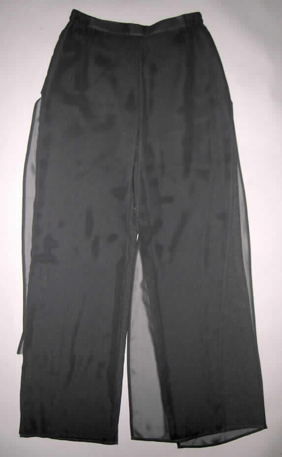 Lange Hose, sog. Damen Hose, Gr. 40, s. Abb.;
- aus 0,8 mm dicken, einfarbigen Geweben aus laut Antrag 100 % Viskose (künstliche Chemiefasern),
- in der Taille abschließend mit einem elastischen Bund,
- im Taillenbund rechts über links geknöpft (Frauenkleidung); vorn mit einer kurzen Öffnung 
  mit Reißverschluss,
- mit knöchellangen, ca. 26 cm breiten Hosenbeinen,
- die Verlängerung des Hosenbundes bilden vier ca. 25 cm breite Bahnen
  aus 0,3 mm dicken, transparenten und einfarbigen Geweben, die lose über
  die Hosenbeine fallen und lediglich im Hüftbereich zusammengenäht sind,
- an den Beinabschlüssen gesäumt.