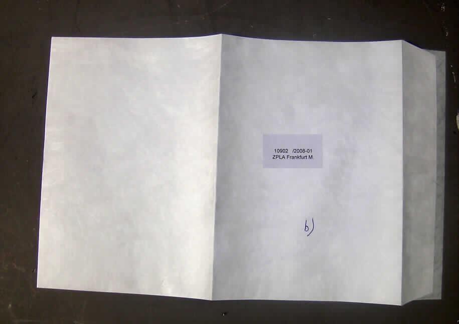Andere konfektionierte Ware (Briefumschlag), sog. Versandtasche aus Tyvek, siehe Foto,
- aus Vliesstoffen aus Chemiefasern (Tyvek), somit keine Ware der Position 4817,
- durch Zusammenkleben konfektioniert,
- in den Abmessungen 23 cm x 32,4 cm,
- mit einer selbstklebenden Verschlusslasche.