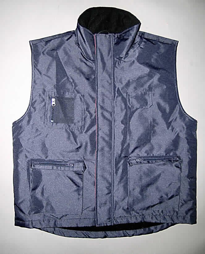 Andere Kleidung (Weste für Männer), Größe XL, siehe beigefügtes Foto.
- aus 0,3 mm dicken, einfarbigen Geweben aus lt. Antrag 100% Polyester (synthetische Chemiefasern); 
  die Gewebe sollen lt. Antragsangaben mit Kunststoff  bestrichen sein (PVC-Coating); 
  ein Bestreichen mit Kunststoff ist mit bloßem Auge jedoch nicht wahrnehmbar 
  (damit kein Gewebe der Position 5903 und keine Kleidung der Position 6210),
- über die Taille reichend (Rückenlänge: 72 cm), 
- wattiert und abgesteppt gefüttert,
- mit einem Stehkragen,
- vorn mit einer durchgehenden Öffnung mit Reißverschluss und einer von links auf 
  rechts überlappenden Patte mit punktuellem Klettverschluss (Männerkleidung),
- ärmellos,
- links mit einer Innentasche,
- vorn:
-- mit vier aufgesetzten Taschen,
--- links in Brusthöhe mit einer aufgesetzten Handytasche mit Klettverschluss,
--- rechts in Brusthöhe mit einer oben offenen aufgesetzten Tasche, 
---- mit durch Reißverschluss verschließbarer Eingriffmöglichkeit von rechts zwischen 
     Taschenaußenseite und Taschenfutter,
---- mit einer darüber aufgesetzten, offenen Tasche aus durchbrochenem Gewirke,
--  mit zwei aufgesetzten Taschen mit Reißverschluss (Blasebalgtaschen) unterhalb der Taille, 
- am unteren Rand durch Umschlagen und Festnähen gesäumt; innen mit einem 2 cm breiten 
  Gewebestreifen verstärkt.
