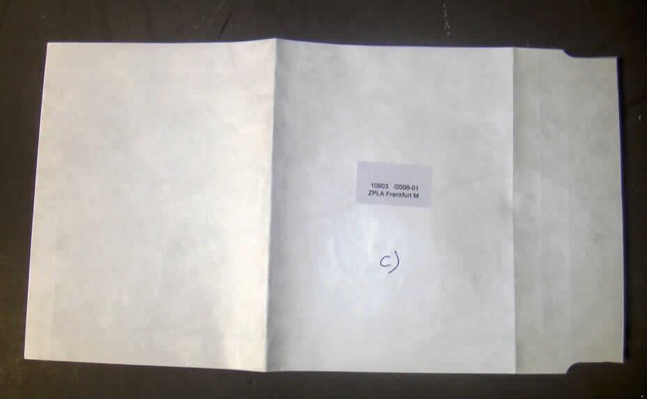 Andere konfektionierte Ware (Briefumschlag), sog. Faltentasche aus Tyvek, siehe Foto,
- aus Vliesstoffen aus Chemiefasern (Tyvek), somit keine Ware der Position 4817,
- durch Zusammenkleben konfektioniert,
- in den Abmessungen 23 cm x 34,2 cm,
- mit Seitenfalten,
- mit einer selbstklebenden Verschlusslasche.
