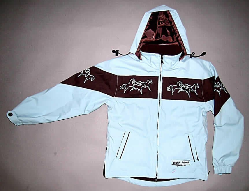 Anorak aus Geweben der Position 5903, sog. Reit- und Freizeitjacke Victoria (Art. 15145 K), Größe 128, siehe Foto,
- aus verschiedenen, 0,4 mm dicken, einfarbigen, einseitig (Innenseite) mit Kunststoff (kein Zellkunststoff) 
  überzogenen Geweben der Position 5903 (somit keine Ware der Position 6202),
- teilweise gefüttert,
- über den Schritt reichend (Rückenlänge: 59 cm); vorn ca. 5 cm kürzer gearbeitet,
- mit einem Stehkragen mit integrierter Kapuze,
- vorn mit einer durchgehenden Öffnung mit einem bis in die Kragenspitzen reichenden Reißverschluss, 
- ohne Merkmale, die auf einen bestimmten Trägerkreis hinweisen (unisex),
- mit langen Ärmeln, mit verengenden Abschlüssen,
- mit Pferdemotiven bedruckt,
- vorn mit zwei eingesetzten Taschen unterhalb der Taille,
- am unteren Rand gesäumt und seitlich jeweils mit einem 15 cm hoch reichenden Reißverschluss mit 
  erweiterndem Einsatz ausgestattet.