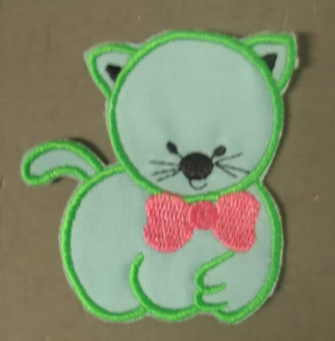 Stickerei, sog. Aufbügel-Motiv, siehe Foto,
- Motivstickerei (stilisierte Nachbildung einer Katze; Abmessungen ca. 7,5 cm x 6 cm)
- laut Untersuchungsergebnis:
-- keine Ätzstickerei; maschinell hergestellt,
-- mit einem Stickgrund aus Baumwolle und Stickgarnen aus Chemiefasern,
-- der mit Klebstoff beschichtete Vliesstoff auf der Rückseite der Stickerei dient lediglich der
   Verstärkung und als Trägerstoff des zum Aufbügeln notwendigen Klebers, 
- mit einem Wert (laut ergänzenden Antragsangaben) von mehr als 17,50 EURO je kg
  Eigengewicht.