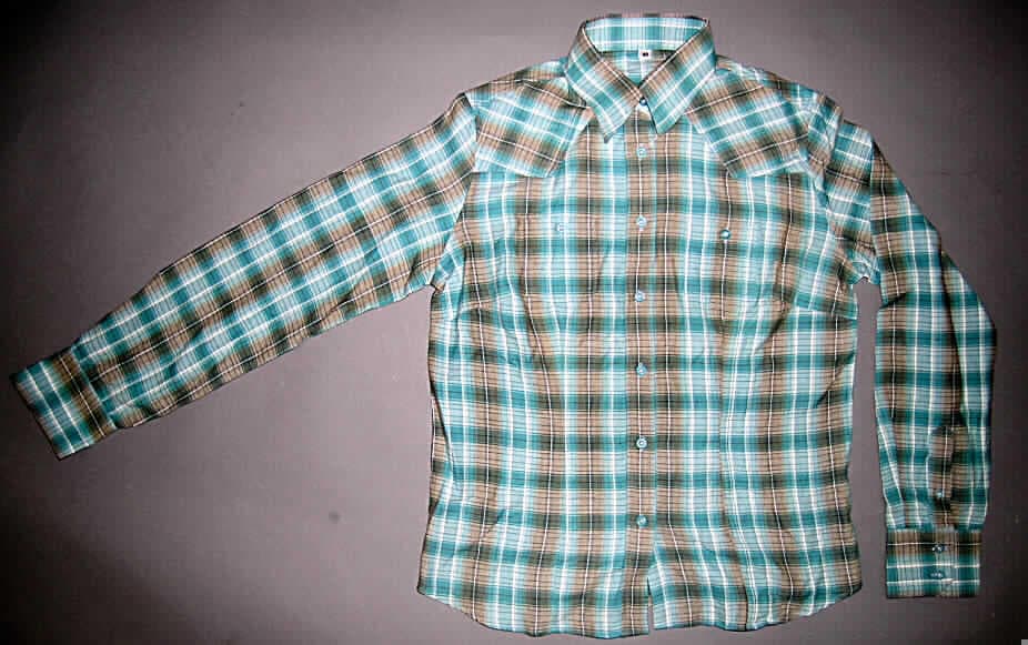 Hemdbluse für Frauen, sog. Westernhemd L-Pro West (Art. 13583), Größe 40, siehe Foto, 
- aus 0,6 mm dicken, buntgewebten Geweben aus laut Antrag 100% Baumwolle,
- über die Taille reichend (Rückenlänge: 66 cm),
- mit einem halsnahen Umlegekragen,
- mit zwei aufgesetzten Brusttaschen,
- vorn mit einer durchgehenden Öffnung mit Knopfverschluss von rechts über links (Frauenkleidung),
- mit Brustabnähern,
- mit langen Ärmeln, mit geknöpften Manschetten,
- am unteren, gerundeten Rand durch Umschlagen und Festnähen gesäumt,
- den Hemden für Männer entsprechend zugeschnitten.