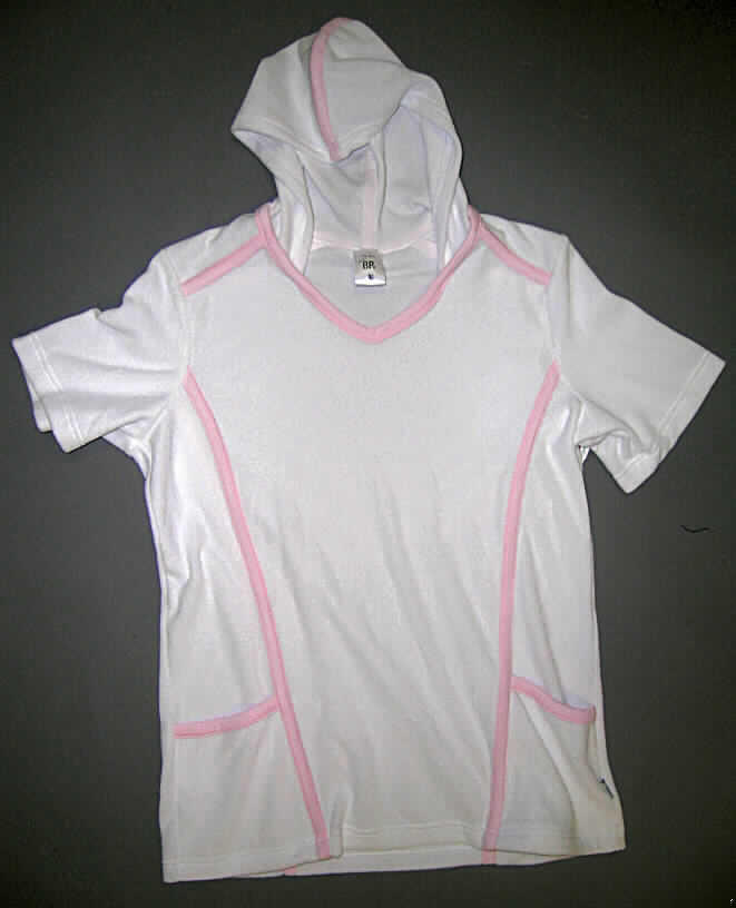 Pullover, sog. Nicki-Shirt (Art. 1291-257-021), Größe L, siehe Foto,
- aus 1,8 mm dicken, einfarbigen Samtgewirken (sog. Nicky) mit einer Floroberfläche aus lt. ergänzenden 
  Antragsangaben 80% Baumwolle und 20% Polyester (synthetische Chemiefasern); u. a. aufgrund der 
  Dicke des Materials keine Ware der Position 6106 oder 6109,
- über den Schritt reichend (Rückenlänge: 72 cm),
- mit einer angenähten Kapuze,
- mit einem annähernd V-förmigen, leicht halsfernen Ausschnitt, 
- ohne Öffnung des Halsausschnitts und ohne Verschluss; ohne Merkmale, die auf einen bestimmten 
  Trägerkreis hinweisen (unisex), 
- mit kurzen Ärmeln, 
- vorn mit zwei aufgesetzten Taschen unterhalb der Taille,
- an Rändern und Nähten teilweise mit schmalen Streifen aus kontrastfarbenen Gewirken verziert,
- am unteren Rand durch Umschlagen und Festnähen gesäumt.