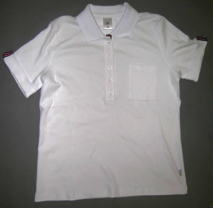 Hemdbluse für Frauen, sog. D.-Shirt (Art. 1289-177/21), Größe L, siehe Foto,
- aus 0,9 mm dicken, einfarbigen, gerippten Gewirken aus lt. Antrag 95% Baumwolle und 5% Elasthan 
  (Elastomergarn; synthetische Chemiefasern),
- mit durchschnittlich 19 Maschen in vertikaler und 13 Maschen in horizontaler Richtung je linearen Zentimeter; 
  damit erfüllt das Kleidungsstück aufgrund des Schnitts, der Art und der Maschenzahl des Gewirkes die
  Anforderungen zur Einreihung als Hemdbluse,
- über die Taille reichend (Rückenlänge: 67 cm),
- mit einem halsnahen Ausschnitt mit einem gerippten Umlegekragen (u. a. auch deshalb keine Ware 
  der Position 6109),
- vorn mit einer bis zur Brustmitte reichenden Öffnung mit Knopfverschluss von rechts über links 
  (Frauenkleidung),
- mit kurzen Ärmeln, an den Abschlüssen gesäumt und nach außen umgeschlagen,
- an der Knopfleiste und an den Ärmelaufschlägen mit einem schmalen, kontrastfarbenen Gewebeband 
  verziert,
- am unteren, geraden Rand durch Umschlagen und Festnähen gesäumt,
- den Hemden für Männer entsprechend zugeschnitten.
