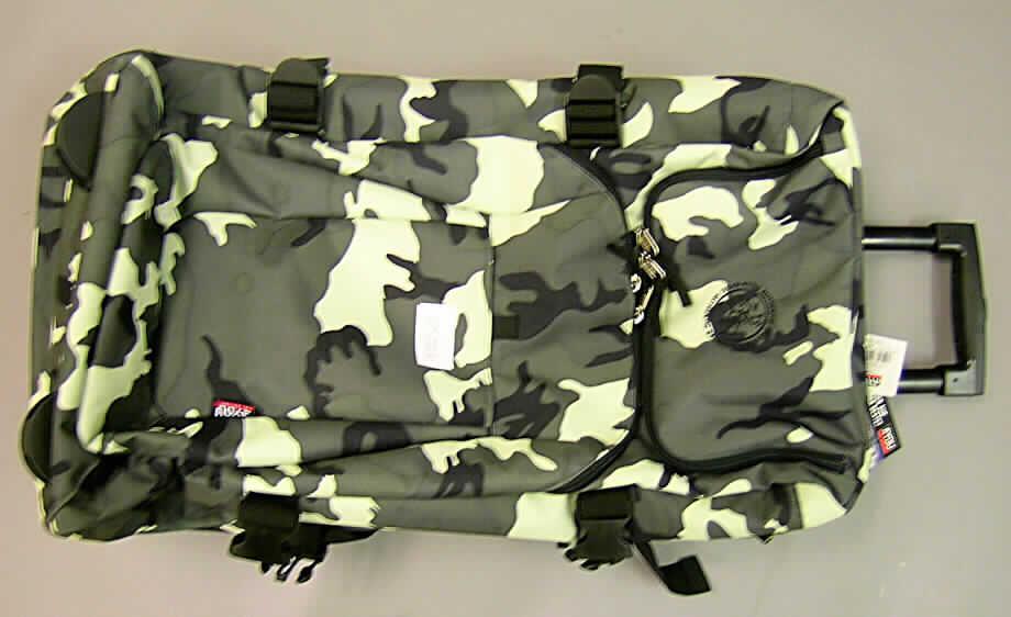 Reisekoffer mit Trolleyfunktion, sog. Travel Case Art.-Nr. 1518 00, siehe Fotos, 
- mit einer Außenseite aus Spinnstoffen, 
- mit eingearbeiteten versteifenden Elementen versehen, 
- mit einem ausziehbaren Griff zum Ziehen des Koffers auf zwei Rollen, 
- mit einem Tragegriff am oberen Ende und einem seitlich angebrachten Tragegriff, 
- mit zwei Rädern und zwei Standfüßen an der Stellfläche, 
- außen mit vier angenähten Spinnstoffbändern zum Erweitern des Koffervolumens und einem 
  Adressfach mit Klettverschluss, 
- mit drei auf den Kofferdeckel aufgesetzten Vorfächern, 
- Hauptfach mit einem an drei Seiten umlaufenden Doppelreißverschluss zu öffnen, 
- der Innenbereich ist durch zwei Deckel mit Doppelreißverschluss aufgeteilt und mit einem 
  zusätzlichen Klettverschlussfach ausgestattet, ansonsten ohne weitere Ausstattung oder 
  Unterteilung,  
- mit den Abmessungen von ca. 65 x 36 x 30 cm, 
- augenscheinlich nicht handgearbeitet.