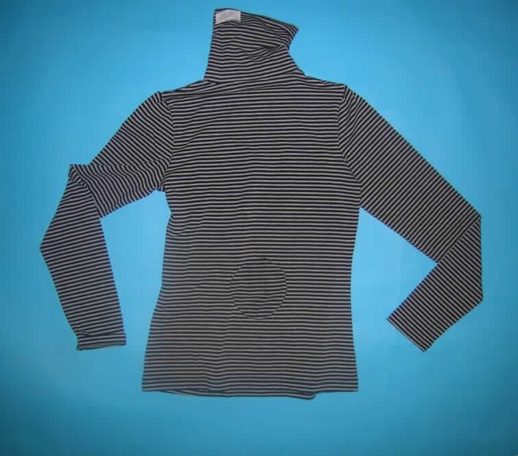 Unterziehpulli, sog. Damen Rollkragenpullover, Artikel TKI080209021435, Größe 38/40,
siehe Foto,
- aus 0,8 mm dicken (somit leichten), bunt gewirkten, feinmaschigen Gewirken aus
  laut Antrag 95% Baumwolle und 5% Elasthan (synthetische Chemiefasern); mit mehr
  als zwölf Maschen je linearen Zentimeter in jeder Richtung,
- mit einem eng anliegenden Rollkragen (somit kein Kleidungsstück der Position 6109),
- über die Taille reichend (Rückenlänge: 61 cm),
- mit langen, eng anliegenden Ärmeln,
- eng anliegend gearbeitet (Brustumfang: 84 cm),
- ohne Öffnung und ohne Verschluss,
- am unteren Rand gesäumt,
- erfüllt aufgrund des Schnitts und der Materialbeschaffenheit die Voraussetzungen 
  zur Einreihung als Unterziehpulli.