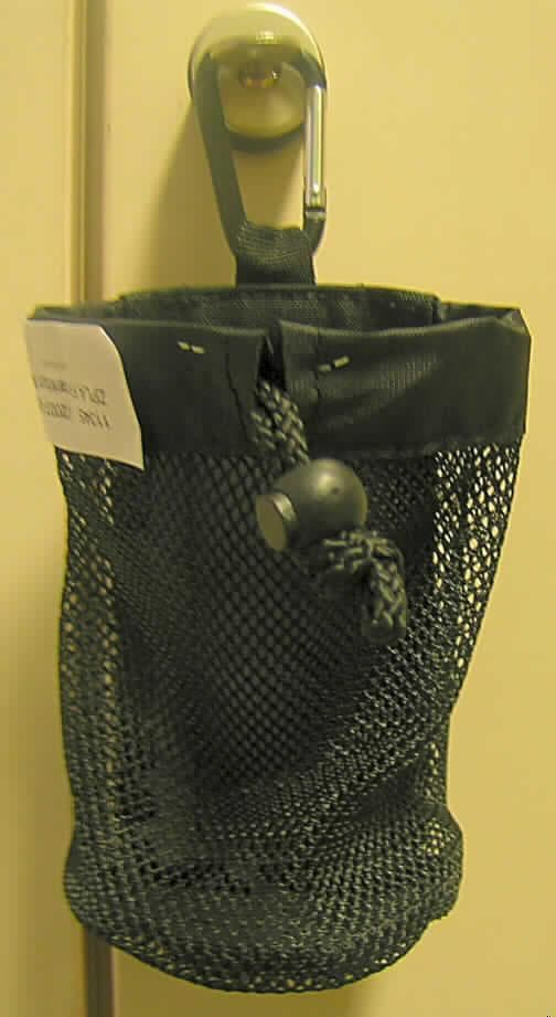 Anderes Behältnis, sog. Flaschentasche, bottle rack, Art.-Nr. 1069 00 999 00, siehe Foto, 
- mit einer Außenseite aus Spinnstoffen, 
- röhrenförmig, mit einer Höhe von ca. 16 cm und einem Durchmesser von ca. 9 cm, 
- am oberen Rand des Behältnisses mit einem Zugkordelverschluss zu öffnen, 
- mit einer angenähten Spinnstoffschlaufe mit Karabinerhaken aus unedlem Metall und 
  rückseitigem Klettband, 
- dient der Aufnahme einer Trinkflasche während des Transports, 
- augenscheinlich nicht handgearbeitet.