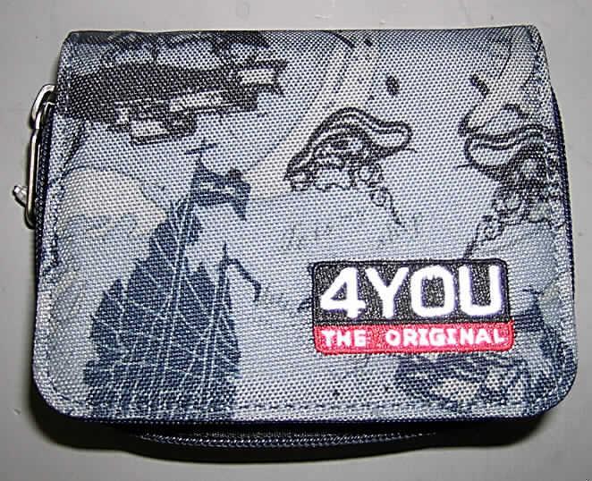 Taschen- oder Handtaschenartikel, Geldbörse, zipper wallet, Art.-Nr. 1630 00, siehe Fotos, 
- mit einer Außenseite aus Spinnstoffen, 
- außen mit einem Einsteckfach mit Sichtfenster aus Kunststofffolien, 
- Münzfach mit einem an drei Seiten umlaufenden Reißverschluss zu öffnen, 
- - innen mit zwei Münzfächern, zwei Einsteckfächern und einem kleinen Reißverschluss- 
    fach, mit Dehnfalte, 
- mit einem seperaten Scheinfach mit Druckknopfverschluss zu öffnen, 
- - innen mit zwei Scheinfächern und diversen Einsteckmöglichkeiten (Scheckkarten, Aus- 
    weis etc.), 
- mit den Abmessungen von ca. 11,5 (L) x 9,5 (B) x 3 (H) cm, 
- augenscheinlich nicht handgearbeitet.