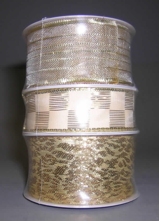 Dreiteilige Warenzusammenstellung, bestehend aus einem Band mit Streifenmuster, einem Band mit
geflammtem Muster und einem Band mit Karomuster, sog. Geschenkband 3-teilig, Katalognummer
0769, siehe beigefügtes Foto,
- in gemeinsamer Aufmachung für den Einzelverkauf (eingeschweißt in eine Folie aus Kunststoff)
  und zur Befriedigung eines speziellen Bedarfs zusammengestellt,
- Band mit Streifenmuster (Wert: 0,23 US$):
-- auf eine Spule aus Kunststoff (Aufmachung im Sinne der AV 5b) aufgewickelt,
-- als Meterware,
-- mit einer Breite von 4,0 cm,
-- mit echten Webkanten an beiden Längsseiten; am Rand mit Draht aus unedlem Metall verstärkt,
-- lt. Untersuchungsergebnis aus 0,3 mm dicken Geweben aus 52,9 % metallisierten Garnen der
   Position 5605, 11,2 % Metalldraht und 35,9 % Chemiefasern,
-- kein Band aus Samt, Plüsch, Chenillegewebe oder aus Schlingengewebe, 
-- keine Elastomergarne oder Kautschukfäden enthaltend,
- Band mit geflammtem Muster (Wert: 0,23 US$):
-- auf eine Spule aus Kunststoff (Aufmachung im Sinne der AV 5b) aufgewickelt,
-- als Meterware,
-- mit einer Breite von 4,0 cm,
-- mit unechten Webkanten (heiß geschnitten) an beiden Längsseiten,
-- lt. Untersuchungsergebnis aus 0,3 mm dicken Geweben aus gewichtsmäßig vorherrschend
   synthetischen Chemiefasern und metallisierten Garnen der Position 5605,
-- kein Band aus Samt, Plüsch, Chenillegewebe oder aus Schlingengewebe, 
-- keine Elastomergarne oder Kautschukfäden enthaltend,
- Band mit Karomuster (Wert: 0,14 US$):
-- auf eine Spule aus Kunststoff (Aufmachung im Sinne der AV 5b) aufgewickelt,
-- als Meterware,
-- mit einer Breite von 2,5 cm,
-- mit echten Webkanten an beiden Längsseiten; am Rand mit Draht aus unedlem Metall verstärkt,
-- lt. Untersuchungsergebnis aus 0,3 mm dicken Geweben aus gewichtsmäßig vorherrschend
   synthetischen Chemiefasern, metallisierten Garnen der Position 5605 und Metalldraht,
-- kein Band aus Samt, Plüsch, Chenillegewebe oder aus Schlingengewebe, 
-- keine Elastomergarne oder Kautschukfäden enthaltend,
- nach dem Wert ist das Band mit dem Streifenmuster und das Band mit dem geflammten Muster gegenüber
  dem Band mit Karomuster als charakterbestimmend anzusehen (somit keine Einreihung in den
  Taric-Code 5806 3210 00), jedoch kann keinem dieser beiden Bänder eine charakterbestimmende
  Eigenschaft zuerkannt werden; die Ware ist damit dem von den in Betracht kommenden Taric-Codes
  (5806 3290 00 bzw. 5806 3900 90) in der Nomenklatur zuletzt genannten zuzuweisen,
- nicht konfektioniert, somit keine Einreihung in die Position 6307.