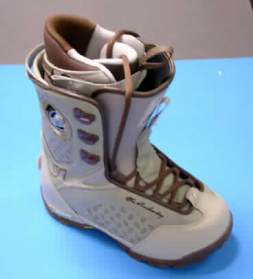 Snowboardschuhe (siehe Foto), lt. Antrag: Snowboardstiefel  Art. 115204,
- mit Laufsohlen aus Kautschuk (lt. Antrag),
- mit Oberteil aus Kunststoff (Spinnstofferzeugnisse mit einer mit bloßem Auge
  wahrnehmbaren Außenschicht aus Kunststoff; den größten Teil der Außenfläche bildend),
  Spinnstoff und Leder,
- mit Verstärkungsteilen und Randeinfassungen aus Kunststoff und Leder,
- mit Schnürsenkelverschluss und einem sog. Ratschenverschluss,
- mit herausnehmbaren Innenschuh,
- Sportschuhe im Sinne der UPosAnm 1b) Kap 64.