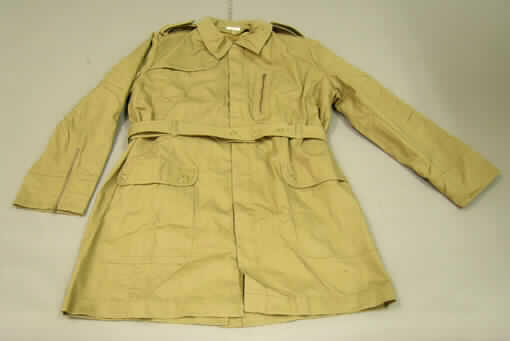 Mantel für Männer, sog. Longjacke, Art. 593-836, Größe 52, siehe Abbildung;
- aus 0,6 mm dicken, einfarbigen Geweben aus lt. Antrag 100 % Baumwolle,
- knapp oberhalb der Knie endend (Rückenlänge: 100 cm),
- mit einem Stückgewicht von 1540 g,
- mit einem Umlegekragen, 
- vorn mit einer durchgehenden Öffnung mit Reißverschluss und Druckknopfpatte
  von links über rechts (Männerkleidung),
- mit Schulterklappen,
- mit langen Ärmeln, mit kurzen Öffnungen mit Reißverschluss,
- mit einer eingesetzten Brusttasche mit Reißverschluss und zwei aufgesetzten Taschen 
  mit Patten unterhalb der Taille,
- in der Taille mit einem durch Schlaufen geführten Gürtel (damit u. a. kein Parka),
- mit einem herausnehmbaren Futter aus Plüschgewirken, das aufgrund der 
  Materialbeschaffenheit nicht separat als Kleidungsstück getragen werden kann,
- hinten mit einem Gehschlitz,
- wird als äußerstes Kleidungsstück über jeder anderen Kleidung zum Schutz gegen 
  das Wetter getragen und kennzeichnet sich aufgrund der Länge als Mantel, somit 
  u. a. keine Jacke der Position 6203.