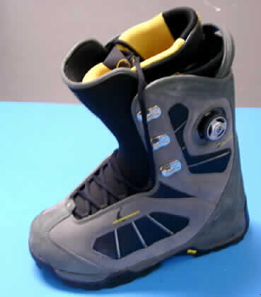 Snowboardschuhe (siehe Foto), lt. Antrag: Snowboardstiefel  Art. 115200,
- mit Laufsohlen aus Kautschuk (lt. Antrag),
- mit Oberteil aus Leder (den größten Teil der Außenfläche bildend),  
  und Kunststoff (Spinnstofferzeugnisse mit einer mit bloßem Auge
  wahrnehmbaren Außenschicht aus Kunststoff),
- mit Verstärkungsteilen und Randeinfassungen aus Kunststoff und Leder,
- mit Schnürsenkelverschluss und einem sog. Ratschenverschluss,
- mit herausnehmbaren Innenschuh,
- Sportschuhe im Sinne der UPosAnm 1b) Kap 64.