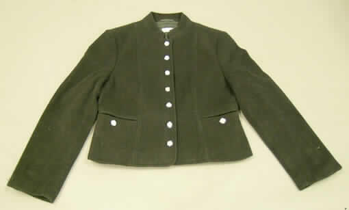 Jacke für Frauen, sog. Kurzjacke, Art. 593-717, Größe 38, siehe Abbildung;
- aus 2 mm dicken, einfarbigen, gerauten Geweben aus lt. Antrag 50 % Wolle und
  50 % Viskose (künstliche Chemiefasern), 
- über die Taille, aber nicht über den Schritt reichend (Rückenlänge: 52 cm);
  aufgrund der geringen Länge u. a. kein Kurzmantel der Position 6202,
- mit einem kurzen Stehkragen,
- vorn mit einer durchgehenden Öffnung mit Knopfverschluss von rechts über links
  (Frauenkleidung),
- gefüttert, 
- körpernah in Bahnen geschnitten,
- mit langen Ärmeln,
- mit zwei eingesetzten Taschen mit Knopfverschluss,
- am unteren Rand und an den Ärmelenden durch Umschlagen und Festnähen gesäumt.