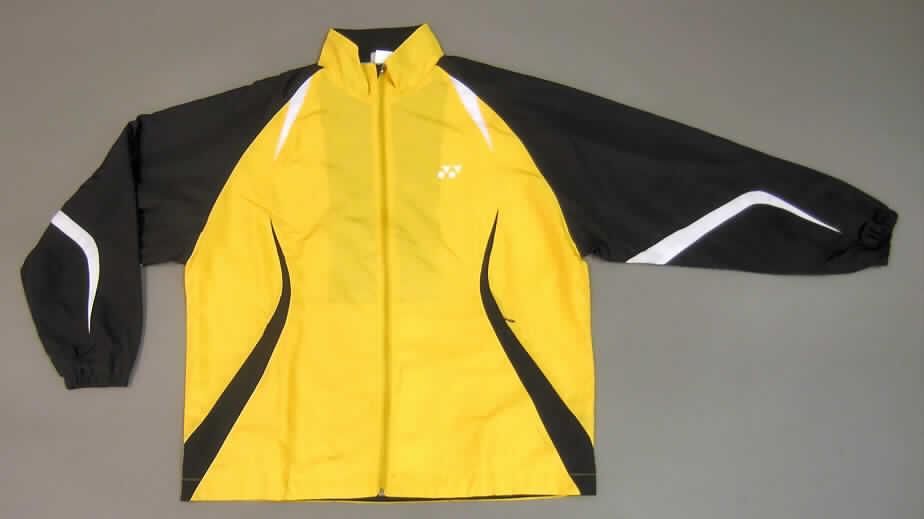 Trainingsanzug, Größe L, siehe Foto,
- bestehend aus Oberteil und langer Hose,
- in gemeinsamer Aufmachung für den Einzelverkauf,
- erkennbar dazu bestimmt, ausschließlich oder im Wesentlichen bei der Ausübung eines Sports 
  getragen zu werden,
- aus 0,1 mm dicken, einfarbigen Geweben aus lt. Antrag 100 % synthetischen Chemiefasern,
- gefüttert, 
- Außenseite nicht aus ein und demselben Flächenerzeugnis hergestellt, daher getrennte Einreihung
  innerhalb der Position 6211,
- Oberteil: 
-- über die Taille reichend (Rückenlänge: 71 cm),
-- mit einem Stehkragen,
-- vorn mit einer durchgehenden Öffnung, mit einem bis in die Kragenspitzen reichenden Reißverschluss,
   mit einer kurzen Überlappung von rechts auf links (Frauenkleidung),
-- mit langen Ärmeln mit elastischen, verengenden Abschlüssen,
-- mit kontrastfarbenen Einsätzen aus Gewirken,
-- vorn mit zwei eingesetzten Taschen unterhalb der Taille,
-- am unteren Rand gesäumt.