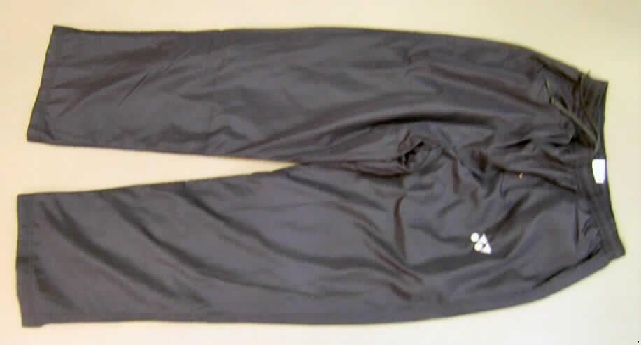 Trainingsanzug, Größe L, siehe Foto,
- bestehend aus Oberteil und langer Hose,
- in gemeinsamer Aufmachung für den Einzelverkauf,
- erkennbar dazu bestimmt, ausschließlich oder im Wesentlichen bei der Ausübung eines Sports 
  getragen zu werden,
- aus 0,1 mm dicken, einfarbigen Geweben aus lt. Antrag 100 % synthetischen Chemiefasern,
- gefüttert, 
- Außenseite nicht aus ein und demselben Flächenerzeugnis hergestellt, daher getrennte Einreihung
  innerhalb der Position 6211,
- lange Hose: 
-- in der Taille abschließend mit einem elastischen Taillenbund mit Kordelzug,
-- ohne Öffnung und ohne Verschluss,
-- ohne Merkmale auf den Trägerkreis (unisex),
-- vorn mit zwei eingesetzten Taschen,
-- mit kontrastfarbenen Einsätzen aus Gewirken, 
-- mit knöchellangen Hosenbeinen,
-- mit ca. 23 cm hoch reichenden Öffnungen mit Reißverschluss,
-- an den Beinabschlüssen gesäumt.