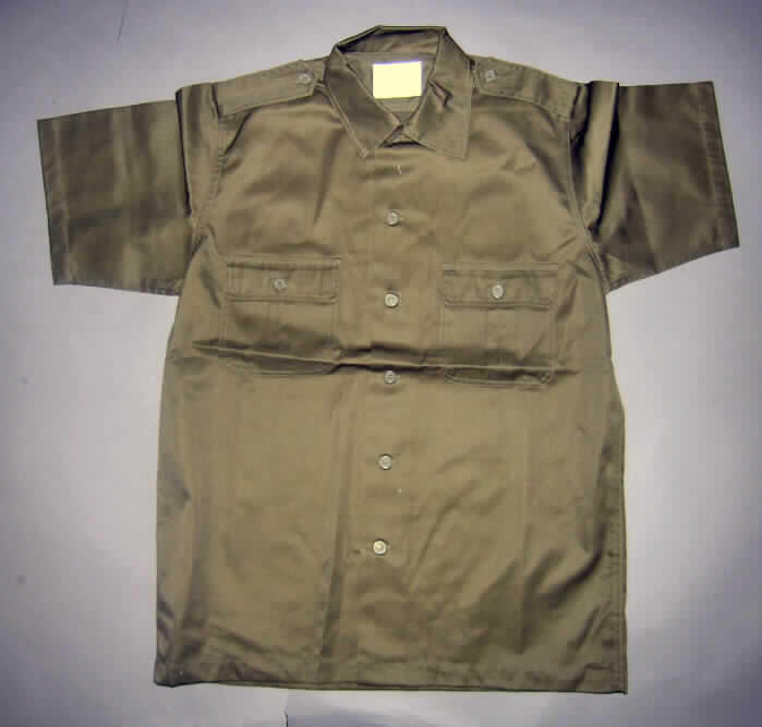 Hemd für Männer, sog. US Hemd 1/2-Arm, Größe M, siehe Foto,
- aus 0,5 mm dicken, einfarbigen (sog. oliv) Geweben aus lt. Antrag 65 % Polyester 
  (synthetische Chemiefasern) und 35 % Baumwolle,
- über den Schritt reichend (Rückenlänge: 77 cm),
- mit einem halsnahen Umlegekragen,
- auf den Schultern mit Knopfriegeln (sog. Schulterklappen),
- vorn mit einer durchgehenden Öffnung mit Knopfverschluss von links über rechts 
  (Männerkleidung),
- mit kurzen Ärmeln; an den Ärmelenden durch Umschlagen und Festnähen gesäumt,
- mit zwei aufgesetzten Brusttaschen mit Knopfpatten,
- am unteren Rand durch Umschlagen und Festnähen gesäumt.