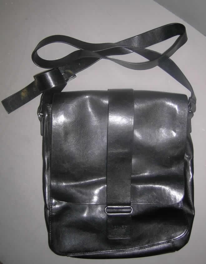 Umhängetasche, sog. Damen-Handtasche,
- mit einer Außenseite aus Kunststofffolie (narbenartig geprägt) auf einer Spinnstoffunterlage,
- mit einem verstellbaren Schultertragegurt,
- mit einer Überschlagklappe mit Magnetknopfverschluss,
- gefüttert, mit einem eingesetzten Reißverschlussfach und einem aufgenähten Einsteckfach,
- mit einer Größe von ca. 28 (L) x 10 (B) x 32 (H) cm,
- keine Handtasche aufgrund der Größe und der Machart.