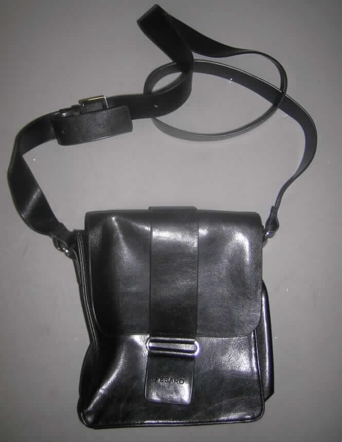 Handtasche, sog. Damen-Handtasche,
- mit einer Außenseite aus Kunststofffolie (narbenartig geprägt) auf einer Spinnstoffunterlage,
- mit einem verstellbaren Schultertragegurt,
- mit einer Überschlagklappe mit Magnetknopfverschluss,
- gefüttert, mit einem eingesetzten Reißverschlussfach und einem aufgenähten Einsteckfach,
- mit einer Größe von ca. 19 (L) x 8 (B) x 23 (H) cm,
- Handtasche, da dazu bestimmt, kleinere persönliche Gegenstände aufzunehmen.