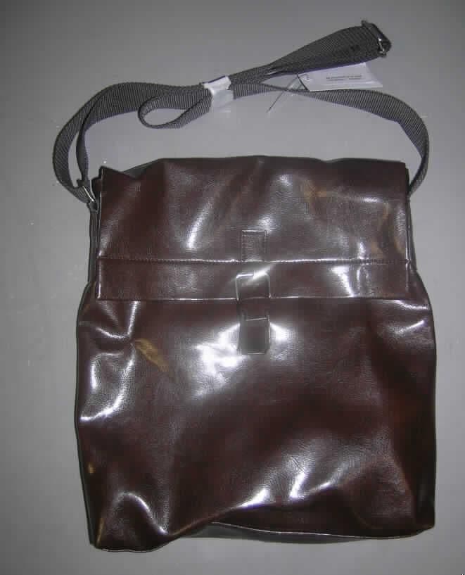 Umhängetasche, sog. Damen-Handtasche,
- mit einer Außenseite aus Kunststofffolie (narbenartig geprägt) auf einer Spinnstoffunterlage,
- mit einem verstellbaren Schultertragegurt aus Spinnstoffen,
- mit einer Überschlagklappe mit Schnallenverschluss,
- gefüttert, mit einem eingesetzten Reißverschlussfach und zwei aufgenähten Einsteckfächer,
- mit einer Größe von ca. 29 (L) x 5 (B) x 33 (H) cm,
- keine Handtasche aufgrund der Größe und der Machart.