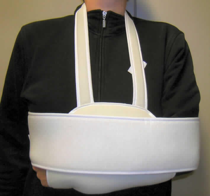 Andere konfektionierte Ware, sog. Schulterbandage "Classic", Art. 38003, Größe S, siehe Foto
- bestehend aus einem etwa 12 cm breiten und 119 cm langen Rumpfband und einer 
  Armtasche in Art eines Muffs gearbeitet, mit den Abmessungen: 29 cm breit und 21 cm 
  hoch sowie mit zwei angenähten, je 37 cm langen Bändern, wobei das eine Band am Ende 
  mit einem aufgenähten Hakenband ausgestattet ist,
- aus einem etwa 6,4 mm dicken, dreilagigen Flächenerzeugnis mit einer nach dem
  Verwendungszweck charakterbestimmenden Außenlage aus gerauten Gewirken aus
  Spinnstoffen, einer Zwischenlage aus Schaumkunststoff und einer Innenlage aus
  leicht gerauten Geweben aus Spinnstoffen; mit einem schmalen Band aus Gewebe aus
  Spinnstoffen eingefasst,
- die Armtasche ist auf der Außenseite mit einem etwa 27 cm langen und 5 cm breiten,
  aufgenähten Hakenband zur Befestigung des Gurtes, ausgestattet,
- an einer Schmalseite des Gurtes mit aufgenähten Hakenbändern (zur Befestigung an den
  gerauten Gewirken/Klettverschluss) versehen,
- durch Zusammennähen konfektioniert,
- soll lt. beigefügtem Datenblatt u.a. bei Schulterluxation oder Verletzungen des 
  Oberarmkopfes verwendet werden, dient zur Stabilisierung oder Ruhigstellung des Armes  
  oder der Schulter des Patienten, in dem der Arm am Oberkörper fixiert wird, 
- nach Materialbeschaffenheit und Ausstattung keine orthopädische Vorrichtung der
  Position 9021, da die Ware lediglich für eine Teilimmobilisierung geeignet ist; es ist nicht
  möglich, die verletzte oder operierte Schulter des Patienten mit der Bandage vollständig
  stillzulegen bzw. ruhigzustellen.