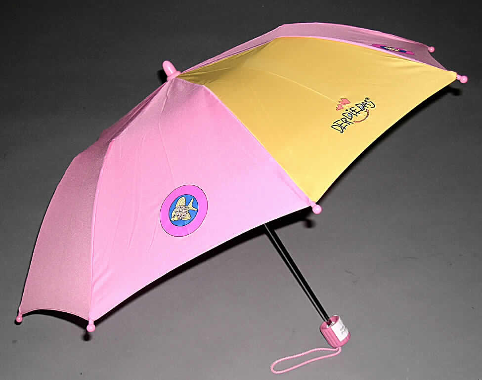 Taschenschirm (lt. Antrag: "Regenschirm DDD, Art.Nr. 8043"), siehe Foto
- zum wirksamen Schutz gegen Regen,
- Länge (zusammengeklappt) ca. 35 cm, 
- Durchmesser (aufgespannt) ca. 88 cm,
- mit Bezug aus Spinnstoffgeweben aus lt. Etikett 100 GHT Polyester (Chemiefaser),
- mit Gestell aus unedlem Metall, 
- mit Griffstück aus Kunststoff,
- mit Trageschlaufe,
- ohne Schutzhülle