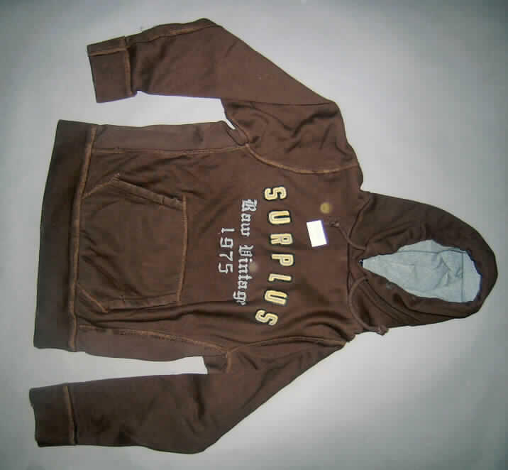 Blousonähnliches Kleidungsstück für Männer, sog. Hoodie Surplus Raw Vintage, Größe M, 
siehe Foto,
- aus verschiedenen 2,0 und 2,2 mm dicken, einfarbigen (braun) Gewirken aus lt. Antrag 
  100 % Baumwolle,
- mit einer gefütterten Kapuze mit einer Überlappung der Kapuzenränder von links über 
  rechts (Männerkleidung); mit eingezogener Kordel,
- ohne Öffnung und ohne Verschluss (somit kein Blouson),
- über die Taille reichend (Rückenlänge: 67 cm),
- mit langen Ärmeln, die über den unteren Rand des Kleidungsstücks hinausreichen; 
  an den Ärmelenden mit gerippten Bündchen, 
- vorn mit einer großen, aufgesetzten Tasche unterhalb der Taille,
- am unteren Rand mit einem angesetzten, doppelt gearbeiteten, verengenden, gerippten 
  Bund, 
- vorn mit einer Applikationsstickerei "SURPLUS" und einem aufgestickten Schriftzug 
  "Raw Vintage 1975" verziert,
- aufgrund des Schnitts und der Ausstattung handelt es sich um ein blousonähnliches 
  Kleidungsstück, somit kein Pullover der Position 6110.