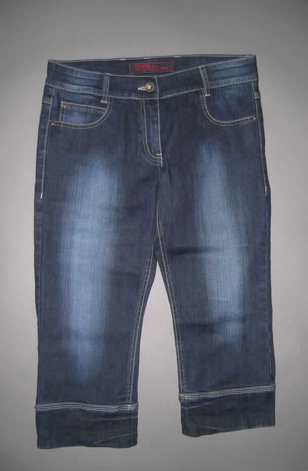 Lange Hose für Mädchen, sog. Jeans 3/4, Artikel-Nr. 597-496, Größe 164, siehe Foto,
- aus 0,8 mm dicken, buntgewebten, köperbindigen Geweben (Denim) aus laut Antrag 98 % 
  Baumwolle und 2 % Elastan (synthetische Chemiefasern),
- in der Taille abschließend mit einem angesetzten Taillenbund mit Gürtelschlaufen,
- vorn mit einer Öffnung mit Reißverschluss und einer Patte von rechts auf links 
  (Mädchenkleidung),
- in der Art einer Five-Pocket-Jeans geschnitten; vorn mit zwei eingesetzten Taschen 
  und einer aufgesetzten kleinen Tasche sowie mit zwei aufgesetzten Gesäßtaschen,
- mit 3/4-langen Hosenbeinen (Seitenlänge 67 cm),
- an den Beinabschlüssen mit einem 8 cm breiten, angesetzten, gesäumten Umschlag.
