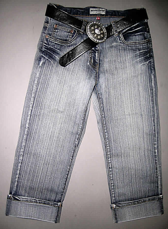 Zweiteilige Warenzusammenstellung, bestehend aus einer langen Hose für Frauen und Bekleidungszubehör (Gürtel), sog. Damenhose, Art. Freedom, # 400070, Größe 36, siehe Abbildung;
- gemeinsam für den Einzelverkauf aufgemacht und zur Befriedigung eines speziellen Bedarfs
  zusammengestellt,
- lange Hose (nach Wert und Umfang charakterbestimmend): 
-- aus 0,8 mm dicken, buntgewebten, köperbindigen, elastischen Geweben (Denim) aus 
   laut Antrag 85% Baumwolle, 10% Polyester und 5% Elasthan (Elastomergarn; beides 
   synthetische Chemiefasern); nicht handbedruckt,
-- in der Taille abschließend mit einem Taillenbund mit Gürtelschlaufen,
-- vorn mit einer Öffnung mit Reißverschluss und Patte von rechts über links 
   (Frauenkleidung), mit Knopfverschluss im Bund,
-- in der Art einer Five-Pocket-Jeans gearbeitet, vorn mit zwei eingesetzten, offenen Taschen 
   und einer aufgesetzten, kleinen Tasche, hinten mit zwei aufgesetzten, offenen 
   Gesäßtaschen,
-- etwa wadenlang (Seitenlänge: 76 cm), damit kniebedeckend, an den Beinabschlüssen mit 
   einem 7 cm breiten, fixierten, gesäumten Umschlag, 
- Bekleidungszubehör (Gürtel): 
-- durch die  Gürtelschlaufen der langen Hose gezogen; ohne Schnalle mit einer Länge von 
   96 cm und einer Breite von 4 cm; aus einem zweilagigen Flächenerzeugnis mit einer 
   Außenlage (charakterbestimmend) aus einem auf der Schauseite mit Kunststoff 
   (Zellkunststoff) überzogenen, dichten, gerauten Gewirke der Position 5903 (das Gewirke
   dient nicht nur der Verstärkung) und einer Innenlage aus Zellkunststoff; durch Nähen und 
   Kleben zusammengefügt (damit konfektioniert); mit einer runden Schnalle aus unedlem 
   Metall mit Strasssteinen besetzt.
