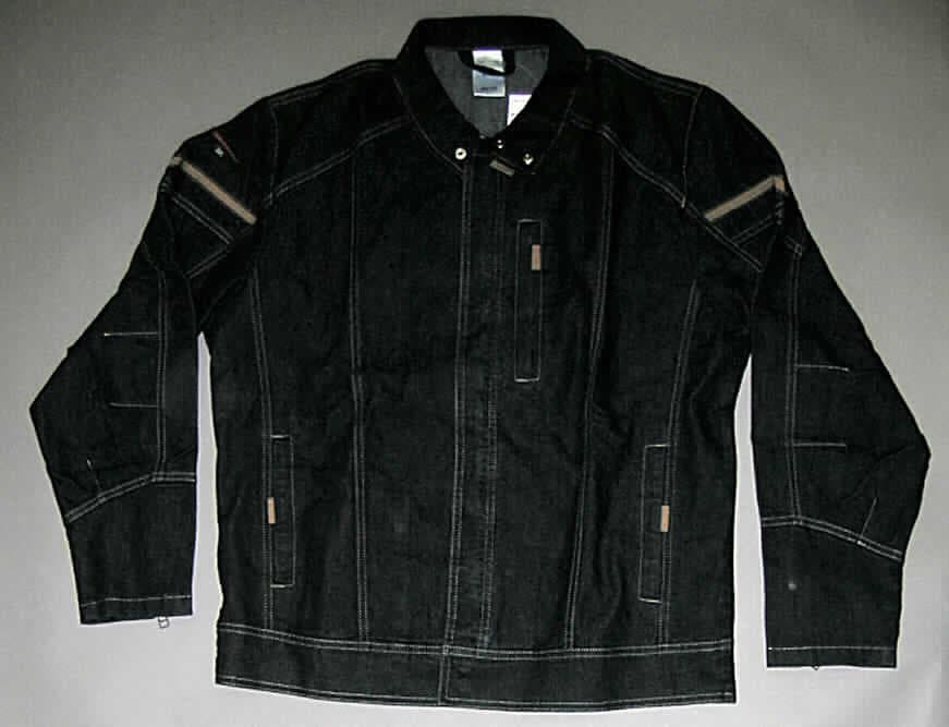 Windjackenähnliches Kleidungsstück, für Männer, sog. Herren-Blouson, Art. 1880-038/004, Größe 48 / 50, siehe Abbildung; 
- aus 0,8 mm dicken, buntgewebten, festen Geweben aus lt. Antrag 78% Baumwolle und
  22% Elastic Fibre (Elastomergarn, synth. Chemiefasern),
- mit einem Stehkragen,
- teilweise (Teile der Vorderteile und rückwärtiger Bund) gefüttert, 
- bis zum Schritt reichend (Rückenlänge: 72 cm),
- vorn mit einer durchgehenden Öffnung mit Reißverschluss und Druckknopfpatte von links 
  über rechts (Männerkleidung),
- mit langen Ärmeln, 
- vorn mit einer eingesetzten Brusttasche mit Reißverschluss sowie zwei eingesetzten,
  offenen Taschen unterhalb der Taille,
- am unteren Abschluss mit einem angesetzten, geraden, nicht verengenden Bund
  (somit kein Blouson),
- wird insbesondere aufgrund der Materialbeschaffenheit und Ausstattung als äußerstes 
  Kleidungsstück über jeder anderen Kleidung getragen und bietet einen bedingten 
  Wetterschutz, somit keine Jacke der Position 6203.