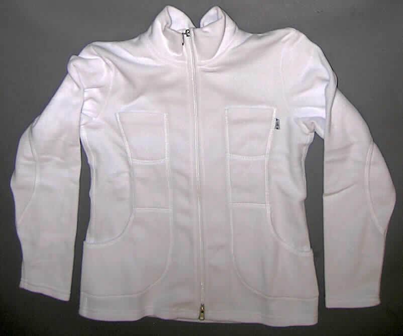 Jacke, sog. Fleecejacke, Art. 1273-192/021, Größe: S, siehe Abbildung; 
- aus 2,6 mm dicken, einfarbigen, beidseitig gerauten Gewirken (sog. Fleece),
  aus lt. Antrag 100 % Polyester (synthetische Chemiefasern), 
- über die Taille reichend (Rückenlänge: 66 cm),
- mit halsnahem Stehkragen,
- ungefüttert, 
- leicht tailliert geschnitten und in Längsbahnen mit Rückensattel gearbeitet, 
- mit langen Ärmeln, mit Verstärkungen im Ellenbogenbereich,
- vorn mit einer durchgehenden Öffnung mit einem bis in die Kragenspitzen reichenden 
  Zweiwege-Reißverschluss, ohne Überlappung; ohne Merkmale, die auf den Trägerkreis 
  (Männer oder Frauen) hinweisen (unisex),
- auf die Vorderteile sind Gewírkezuschnitte aufgesetzt, die jeweils eine offene Brusttasche
  und eine offene Tasche unterhalb der Taille bilden (u.a. deshalb keine Hemdbluse der 
  Position 6106),
- am unteren Rand gesäumt,
- u.a. aufgrund des Bahnenschnitts, der Nahtführung und der Ausstattung weist das
  Kleidungsstück eine gewisse Formfestigkeit auf (daher kein strickjackenähnliches 
  Kleidungsstück der Position 6110),
- wird üblicherweise nicht als äußerstes Kleidungsstück über jeder anderen Kleidung
  getragen (somit auch kein den Windjacken ähnliches Kleidungsstück der Position 6102).