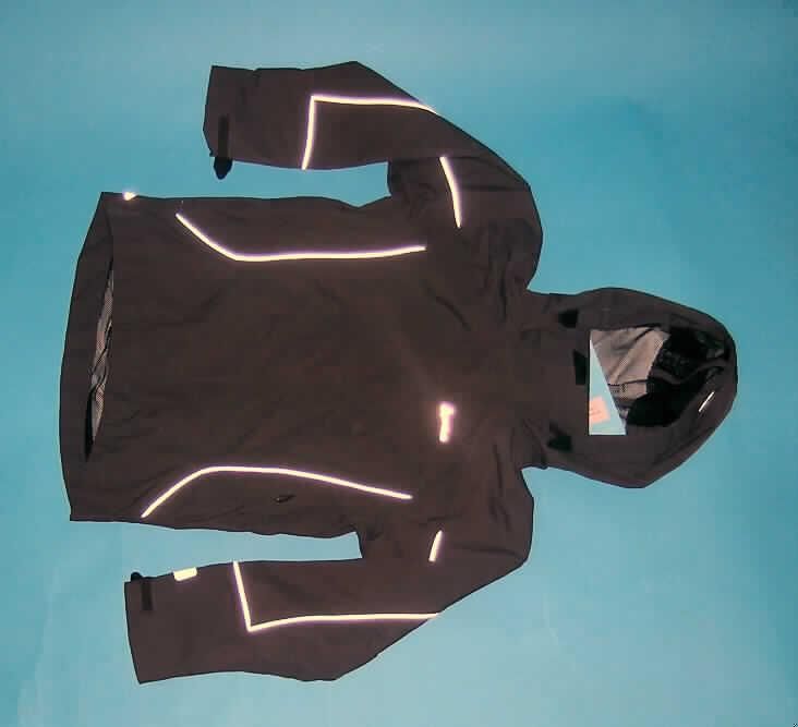 Anorak aus Geweben der Position 5903, sog. Jacket GROS MORNE KIDS, Art. 280279, Größe 140,
siehe Foto,
- aus 0,3 mm dicken, einfarbigen, einseitig (Innenseite) mit Kunststoff (kein Zellkunst-
  stoff) überzogenen Geweben der Position 5903,
- leicht gefüttert,
- über Taille reichend (Rückenlänge: 60 cm),
- mit einem Stehkragen und mit einer Kapuze, 
- vorn mit einer durchgehenden Öffnung mit Reißverschluss, verdeckt von einer Patte
  von links auf rechts (Knabenkleidung), 
- mit langen Ärmeln, 
- vorn mit zwei eingesetzten Taschen,
- mit kontrastfarbenen Paspeln,
- am unteren Rand gesäumt.