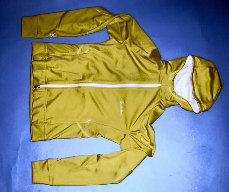 Strickjackenähnliches Kleidungsstück, Art. 540881 Midlayer Jacket Performer TITLIS,
Größe S, siehe Foto, 
- aus 1 mm dicken, einfarbigen Gewirken aus lt. Antrag 100 % synthetischen Chemiefasern,
- mit einer gefütterten Kapuze,
- über die Taille reichend (Rückenlange: 63 cm),
- vorn mit einer durchgehenden Öffnung mit einem Reißverschluss, am Rand mit einer kleinen
  Überlappung von links auf rechts (Männerkleidung),
- mit langen Ärmeln, 
- vorn mit zwei eingesetzten Taschen unterhalb der Taille (u. a. somit keine Hemd der 
  Position 6105),
- ungefüttert; keine Formfestigkeit aufweisend (somit keine Jacke der Position 6103),
- mit einem angesetzten, nicht verengenden Bund.