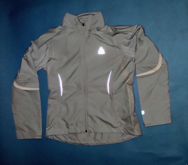 Blouson für Männer, sog. Jacket QUANTUM, Art. 344121, Größe S, siehe Foto,
- aus verschiedenen, 0,25 mm bis 0,6 mm dicken, einfarbigen Geweben aus lt. Antrag
  100 % synthetischen Chemiefasern,
- über die Taille reichend (Rückenlänge: 63 cm), 
- mit einem Stehkragen,
- vorn mit einer durchgehenden Öffnung mit einem bis in die Kragenspitzen reichenden 
  Reißverschluss, am Kragenrand mit einer kurzen Überlappung von links auf rechts 
  (Männerkleidung),
- mit langen Ärmeln, die über den unteren Rand des Kleidungsstücks hinausreichen,
- vorn mit zwei eingesetzten Taschen unterhalb der Taille,
- am unteren Rand durch einen elastischen Tunnelzug verengt.