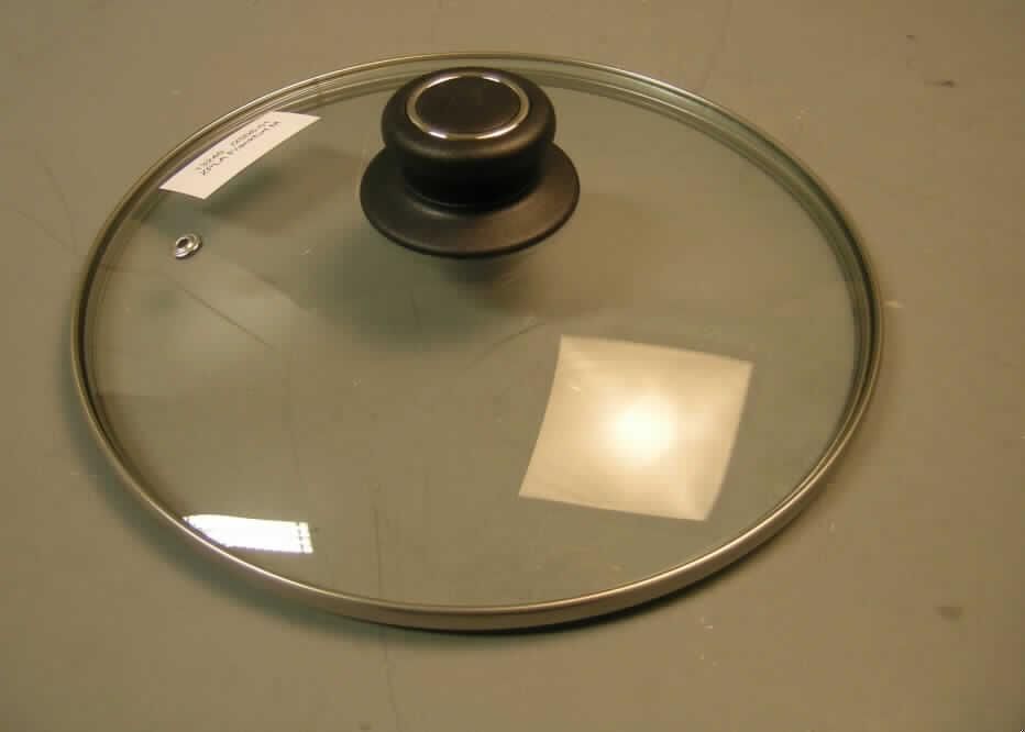 Deckel aus Glas, lt. Antrag Glasdeckel, Art.-Nr. 21086, siehe Foto, 
- zusammengesetzte Ware, bestehend aus: 
- einem Glasdeckel in Form einer flachen, gewölbten Kuppel, 
- in der Mitte mit einem eingeschraubtem Griff aus Kunststoff, 
- mit einer Randeinfassung aus unedlem Metall, 
- mit einem Gesamtdurchmesser von ca. 25 cm, 
- zur Verwendung als Deckel zum Verschließen von Kochtöpfen oder Pfannen,
- nach Umfang und in Bezug auf die Verwendung bestimmt das Glas gegenüber dem
  Kunststoff den Charakter der zusammengesetzten Ware.