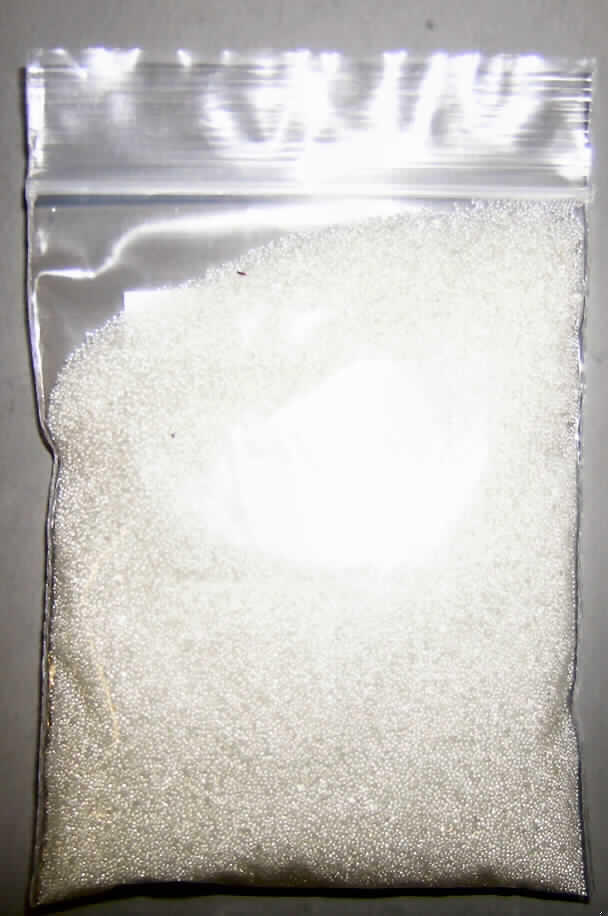 Mikrokugeln, sog. Mahlkugeln, 
- massive Kugeln, 
- aus Glas (genaue stoffliche Zusammensetzung ist bekannt), 
- mit einem Durchmesser von ca. 0,50 bis 0,75 mm, 
- nach der Formgebung gewaschen und poliert, 
- zur Verwendung als Reflexperlen (sog. Mahlkugeln) in Rührwerkskugelmühlen.