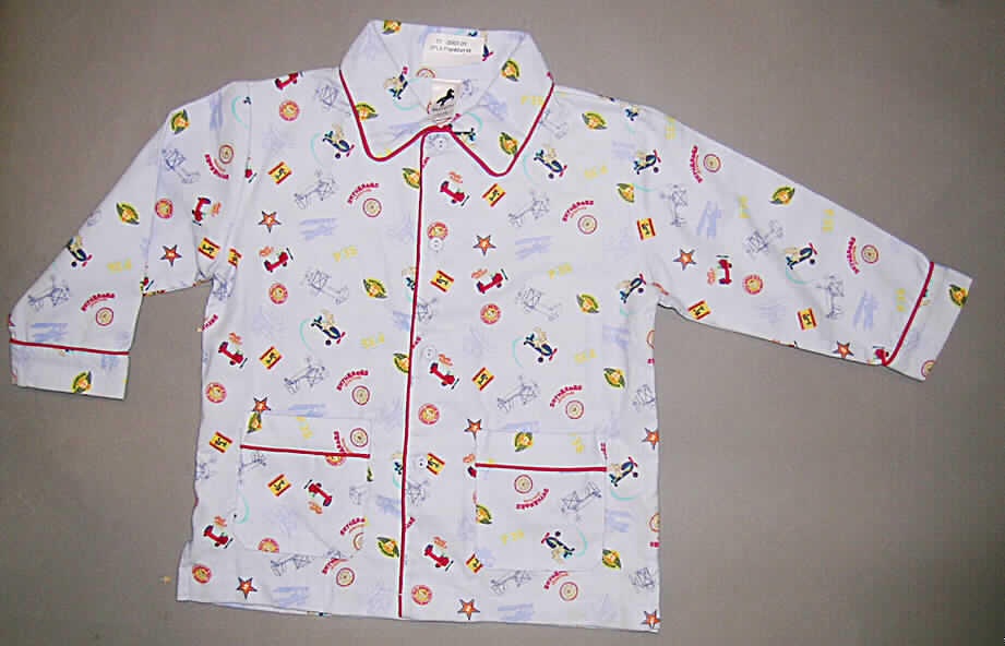 Zusammenstellung, bestehend aus einem Schlafanzug für Knaben und Pantoffeln, sog. 
Flanell-Pyjama für Knaben und Pantoffeln, Style: 79830-412-61, Größe 104/110, siehe Foto,
- gemeinsam für den Einzelverkauf aufgemacht,
- getrennte Einreihung, da die Waren nicht der Befriedigung eines speziellen Bedarfs oder
  der Ausübung einer bestimmten Tätigkeit dienen und somit keine Warenzusammenstellung 
  im Sinne der AV 3b) darstellen,
- Schlafanzug: 
-- nach Schnitt (weit geschnitten), Material und Farbe (hellblau mit kleingemustertem
   Alloverdruck) erkennbar dazu bestimmt, ausschließlich oder im Wesentlichen als Nacht-
   kleidung im Bett getragen zu werden,
-- aus 0,7 mm dicken, bedruckten, leicht gerauten Geweben aus lt. Antrag 100 % Baumwolle,
-- Oberteil: 
--- über die Taille reichend (Rückenlänge: 46 cm),
--- mit Umlegekragen, 
--- vorn mit einer durchgehenden Öffnung mit Knopfverschluss von links über rechts 
    (Knabenkleidung),
--- mit langen Ärmeln, mit geraden Blenden,
--- mit zwei aufgesetzten, offenen Taschen unterhalb der Taille,
--- mit 6 cm hoch reichenden Seitenschlitzen,
--- an verschiedenen Stellen mit kontrastfarbenen Paspeln ausgestattet,
--- am unteren Rand durch Umschlagen und Festnähen gesäumt,
-- lange Hose: 
--- in der Taille abschließend, mit einem elastischen Bund,
--- ohne Öffnung und ohne Verschluss,
--- mit knöchellangen Hosenbeinen, mit geraden Blenden und kontrastfarbenen Paspeln.