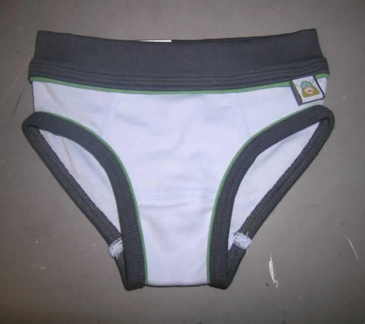 Slip für Knaben, sog. Unterhose für Jungs, Artikel 78964, Größe 86/92, siehe Foto,
- aus 0,8 mm dicken, einfarbigen Gewirken aus laut Antrag 100% Baumwolle,
- als Slip ohne Eingriff gearbeitet,
- in der Taille abschließend, mit einem 3,5 cm breiten, kontrastfarbenen, elastischen
  Taillenbund, 
- ohne Öffnung und ohne Verschluss; im vorderen Bereich doppelt gearbeitet,
- aufgrund des anatomischen Schnitts und der Verarbeitung als Knabenkleidung erkennbar,
- an den Beinabschlüssen mit kontrastfarbenen, elastischen Bändern, 
- aufgrund der Doppelgröße 86/92 keine Kleidung für Kleinkinder der Position 6111.