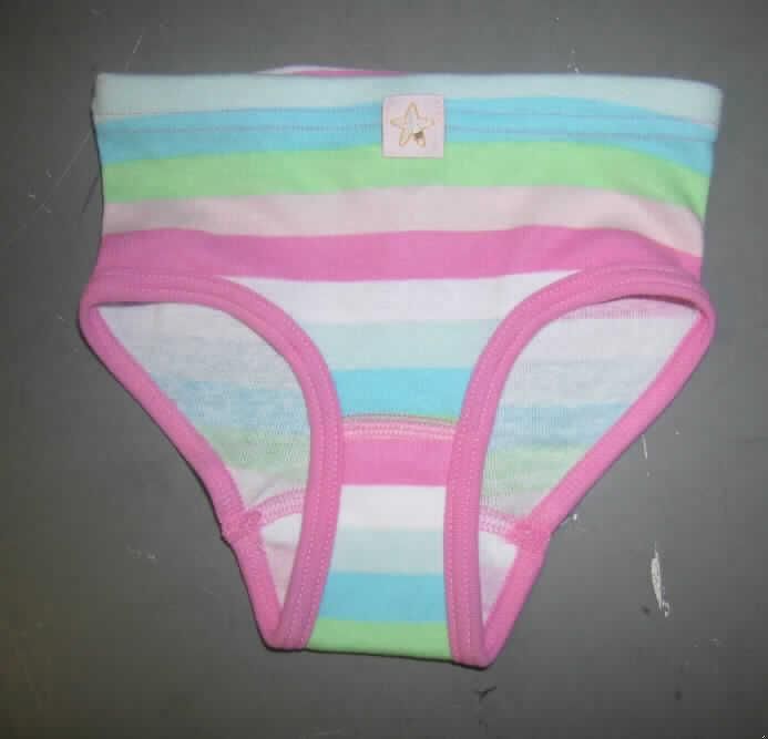 Slip für Mädchen, sog. Unterhose für Mädchen, Artikel 78967, Größe 92, siehe Foto,
- aus 0,8 mm dicken, bunt gewirkten Gewirken aus laut Antrag 100% Baumwolle,
- als Hüftslip gearbeitet,
- in der Taille abschließend, mit einem elastischen Taillenbund, 
- ohne Öffnung und ohne Verschluss,
- im Schritt doppelt gearbeitet (Hygieneeinlage),
- aufgrund des anatomischen Schnitts und der Verarbeitung als Mädchenkleidung erkennbar,
- an den hohen Beinabschlüssen mit elastischen Bändern.