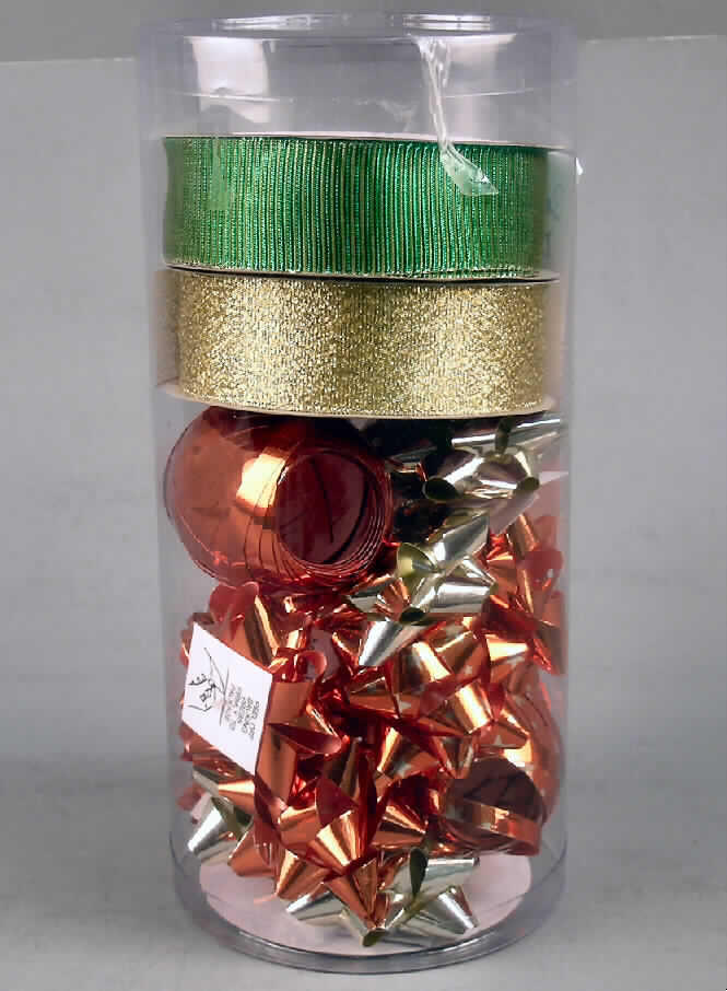 Mehrteilige Warenzusammenstellung, bestehend aus zwei Bändern der Position 5806 (grün und
goldfarben), 12 anderen Waren aus Kunststoff (sog. Rosetten) der Position 3926 und drei
Rollen metallisierten Garnen (sog. Kräuselband) der Position 5605, sog. Geschenkbandset,
Katalognummer 1767, 0767, siehe beigefügte Fotos,
- in gemeinsamer Aufmachung für den Einzelverkauf (in einem zylinderförmigen, transparenten
  Behältnis mit abnehmbarem Deckel aus Kunststoff) und zur Befriedigung eines speziellen Bedarfs
  zusammengestellt,
- grünes Band (Wert: 0,215 US$):
-- auf eine Spule aus Pappe (Aufmachung im Sinne der AV 5b) aufgewickelt,
-- als Meterware,
-- mit einer Breite von 2,7 cm,
-- mit echten Webkanten an beiden Längsseiten,
-- lt. Untersuchungsergebnis aus 0,4 mm dicken Geweben aus 75,8 % metallisierten Garnen der
   Position 5605 und 24,2 % synthetischen Chemiefasern,
-- kein Band aus Samt, Plüsch, Chenillegewebe oder aus Schlingengewebe, 
-- keine Elastomergarne oder Kautschukfäden enthaltend,
-- nicht konfektioniert, somit keine Ware der Position 6307,
- goldfarbenes Band (Wert: 0,185 US$):
-- auf eine Spule aus Pappe (Aufmachung im Sinne der AV 5b) aufgewickelt,
-- als Meterware,
-- mit einer Breite von 2,7 cm,
-- mit echten Webkanten an beiden Längsseiten,
-- lt. Untersuchungsergebnis aus 0,4 mm dicken Geweben aus 51,6 % metallisierten Garnen der
   Position 5605 und 48,4 % synthetischen Chemiefasern,
-- kein Band aus Samt, Plüsch, Chenillegewebe oder aus Schlingengewebe, 
-- keine Elastomergarne oder Kautschukfäden enthaltend,
-- nicht konfektioniert, somit keine Ware der Position 6307,
- 12 andere Waren aus Kunststoff (sog. Rosetten; Wert: 0,235 US $):
-- aus metallisierten Streifen aus synthetischer Spinnmasse (Kunststoff im Sinne der Anmerkung
   1 zu Kapitel 39); mit einer Streifenbreite von ca. 10 mm, aufgrund der Streifenbreite von
   mehr als 5 mm keine Ware des Abschnitts XI,
-- zu Rosetten gefaltet bzw. gerollt; mit einem Bindfaden zusammengehalten und auf der Unterseite
   mit einem Selbstklebepad versehen,
-- mit einem Durchmesser von ca. 5 cm,
- drei Rollen metallisierte Garne (sog. Kräuselband; Wert: 0,215 US$),
-- bestehend aus metallisierten Streifen aus synthetischer Spinnmasse,
-- mit einer Streifenbreite von 5 mm,
- nach dem Umfang sind die Waren aus Kunststoff (Rosetten) der Position 3926 gegenüber den
  Bändern und den metallisierten Garnen als charakterbestimmend anzusehen, nach dem Wert sind
  die gewebten Bänder entscheidend; keiner der Waren kann somit eine charakterbestimmende
  Eigenschaft zuerkannt werden; die Warenzusammenstellung ist damit der von den in Betracht
  kommenden Positionen (3926, 5605 und 5806) in der Nomenklatur zuletzt genannten zuzuweisen.