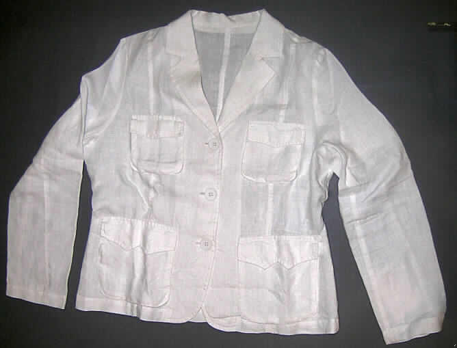 Jacke für Frauen, sog. Blusen-Jacke, Art.-Nr. 627614, Größe 42, siehe beigefügtes Foto,
- aus 0,5 mm dicken, einfarbigen Geweben aus lt. Antrag 100% Leinen, 
- über die Taille reichend (Rückenlänge: 59 cm), 
- mit einem V-förmigen Halsausschnitt mit Reverskragen,
- vorn mit einer durchgehenden Öffnung mit Knopfverschluss von rechts über links  
  (Frauenkleidung),
- mit langen Ärmeln,
- mit zwei aufgesetzten Brusttaschen mit Patte und zwei aufgesetzten Taschen mit Patte
  unterhalb der Taille (u. a. deshalb keine Hemdbluse der Position 6206),
- in Bahnen gearbeitet,
- ungefüttert,
- am unteren Rand durch Umschlagen und Festnähen gesäumt,
- wird aufgrund des Materials, der Ausstattung (ungefüttert) und des körpernahen Schnitts
  üblicherweise nicht als äußerstes Kleidungsstück über jeder anderen Kleidung und zum 
  Schutz gegen das Wetter getragen (somit kein Kleidungsstück der Position 6202).