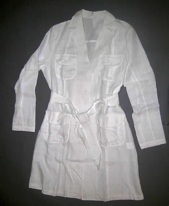 Andere Kleidung für Frauen, sog. Longbluse, Art.-Nr. 627461, Größe 42, siehe beigefügtes Foto,
- aus 0,5 mm dicken, einfarbigen Geweben aus lt. Antrag 100% Leinen,
- über die Mitte der Oberschenkel bis fast zu den Knien reichend (Rückenlänge: 97 cm),
  somit nicht nur den Oberkörper bedeckend, u.a. daher keine Hemdbluse der Position 6206
  und auch keine Jacke der Position 6204,
- mit einem V-förmigen Halsausschnitt mit Reverskragen,
- vorn mit einer durchgehenden Öffnung mit Knopfverschluss von rechts über links
  (Frauenkleidung); der unterste Knopf befindet sich 34 cm oberhalb des unteren 
  Randes (damit nicht schrittbedeckend geknöpft, somit u.a. kein Kleid der Position 6204),
- mit langen Ärmeln,
- in Taillenhöhe mit einem durch Schlaufen geführten Bindegürtel,
- mit zwei aufgesetzten Brusttaschen mit Patte und Knopfverschluss und zwei aufgesetzten
  Taschen mit Patte und Knopfverschluss unterhalb der Taille,
- ungefüttert,
- am unteren Rand durch Umschlagen und Festnähen gesäumt,
- wird üblicherweise nicht als äußeres Kleidungsstück über jeder anderen Kleidung zum Schutz
  gegen das Wetter getragen, somit kein Kleidungsstück (Mantel) der Position 6202.